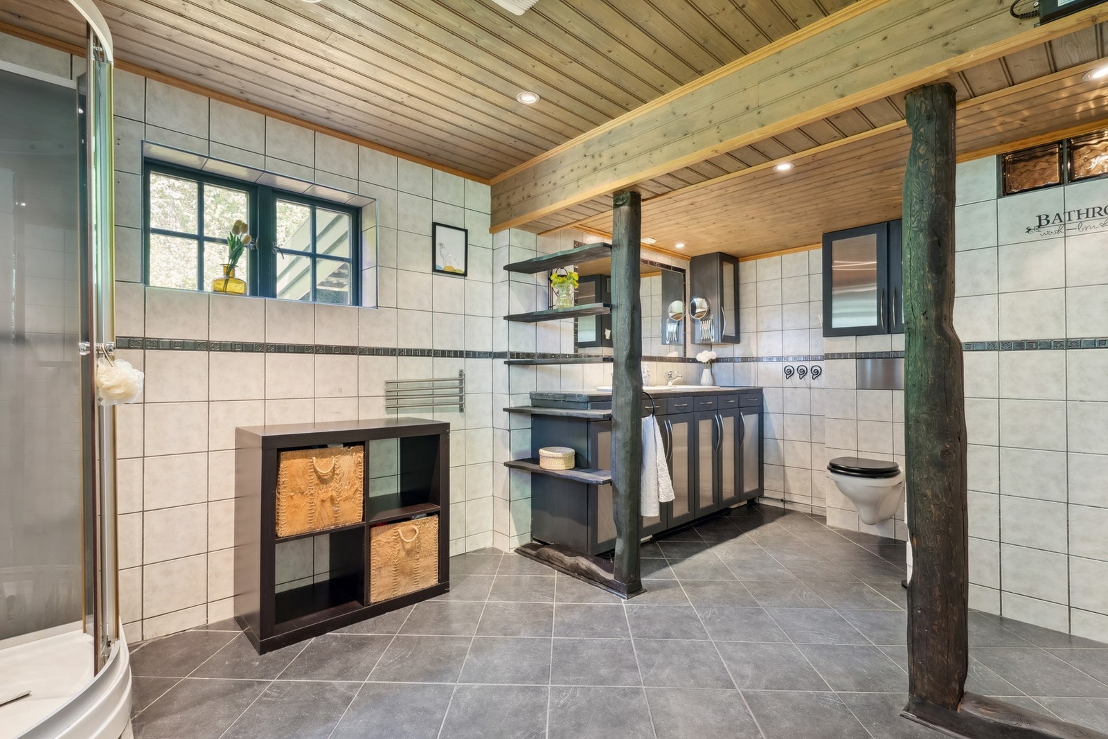 Badet er på hele 12 kvm. Galleribilde