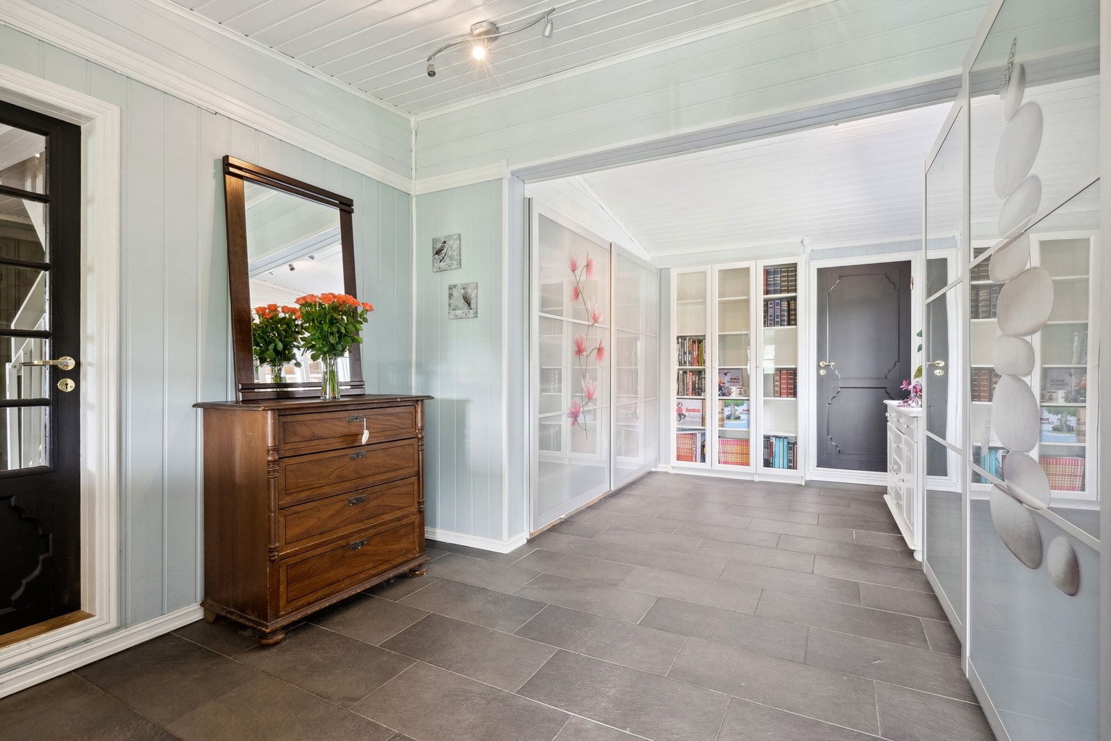 Meget romslig entrè. Galleribilde