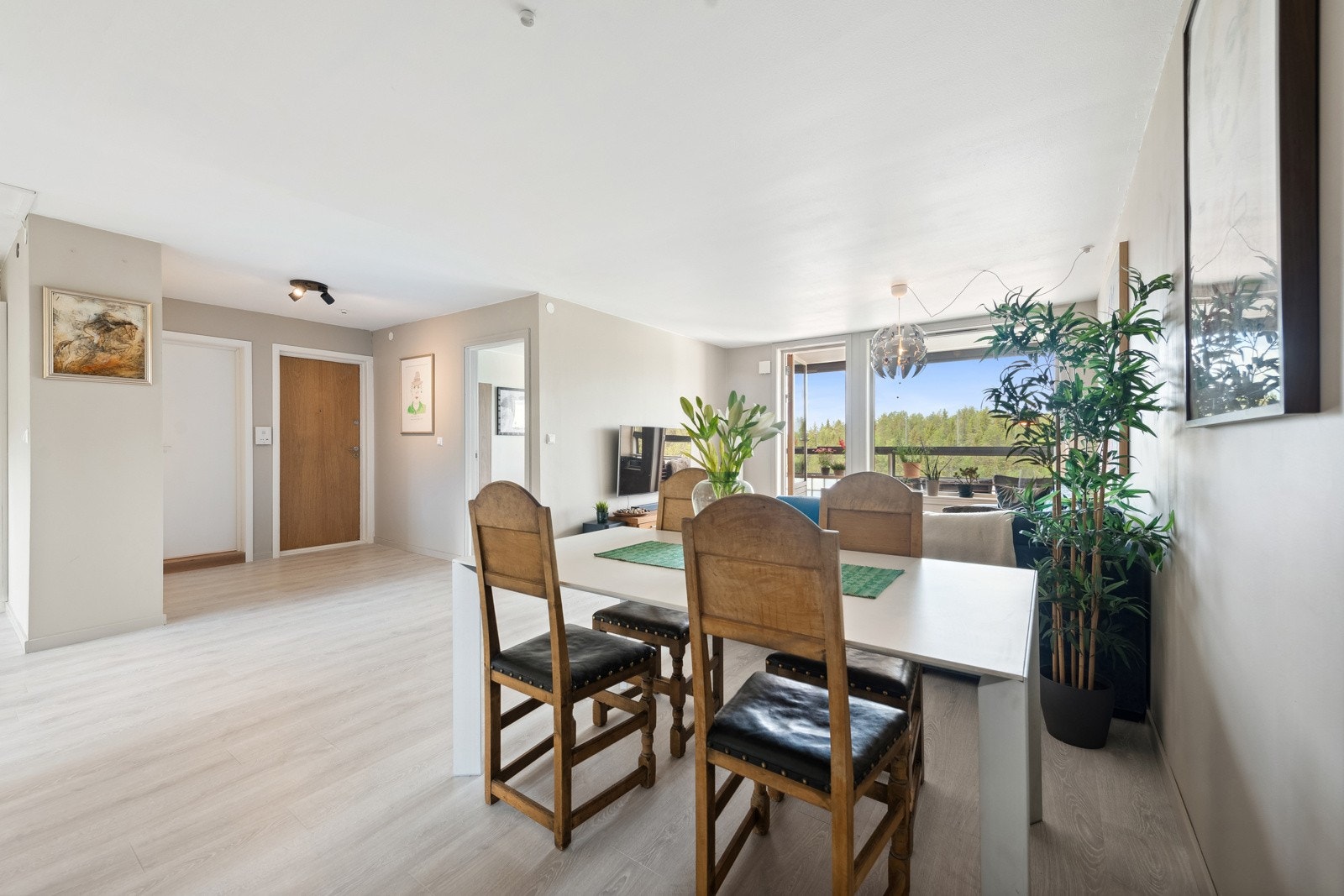 Luftig og åpen planløsning med praktisk garderobeløsning i entréen. Galleribilde