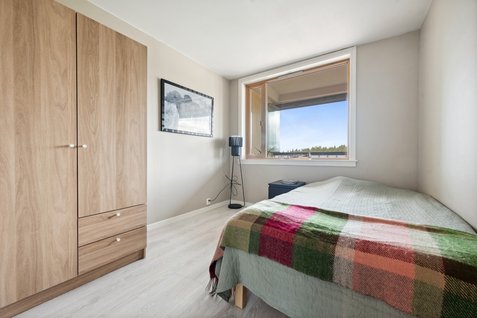 Boligen har tre romslige soverom med plass til seng og tilhørende møblement. Galleribilde