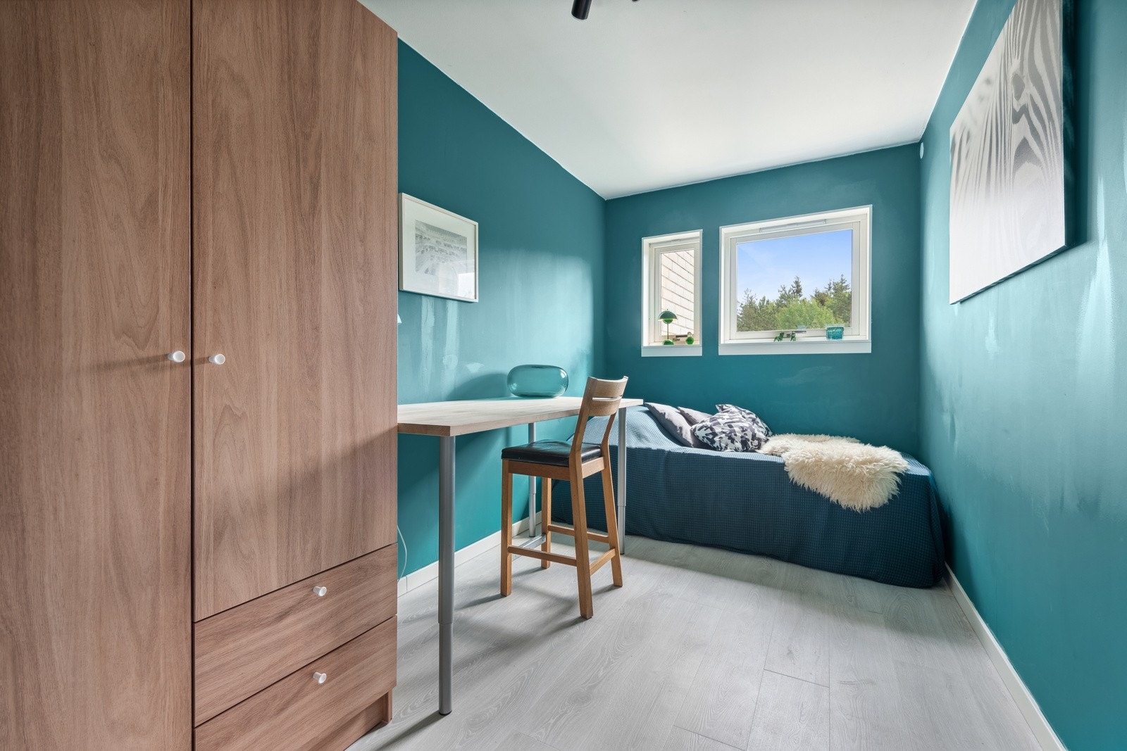 To av rommene er innredet med praktisk garderobeskap. Galleribilde