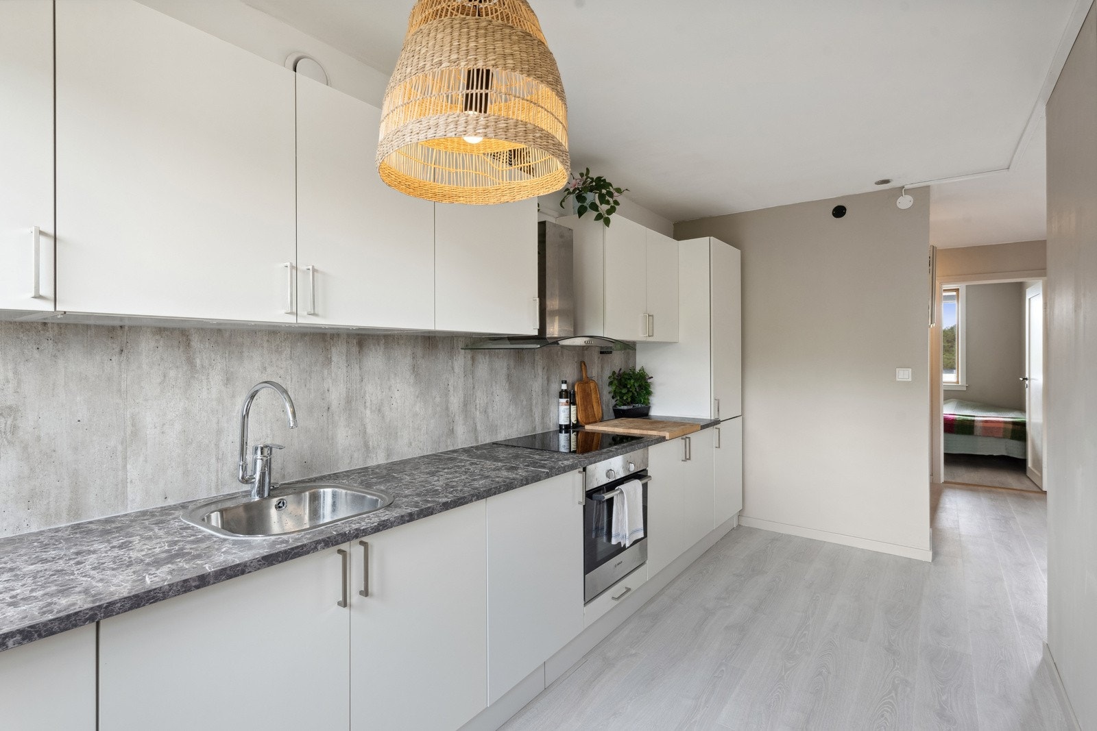 Lyst og stilrent kjøkken fra 2023. Galleribilde