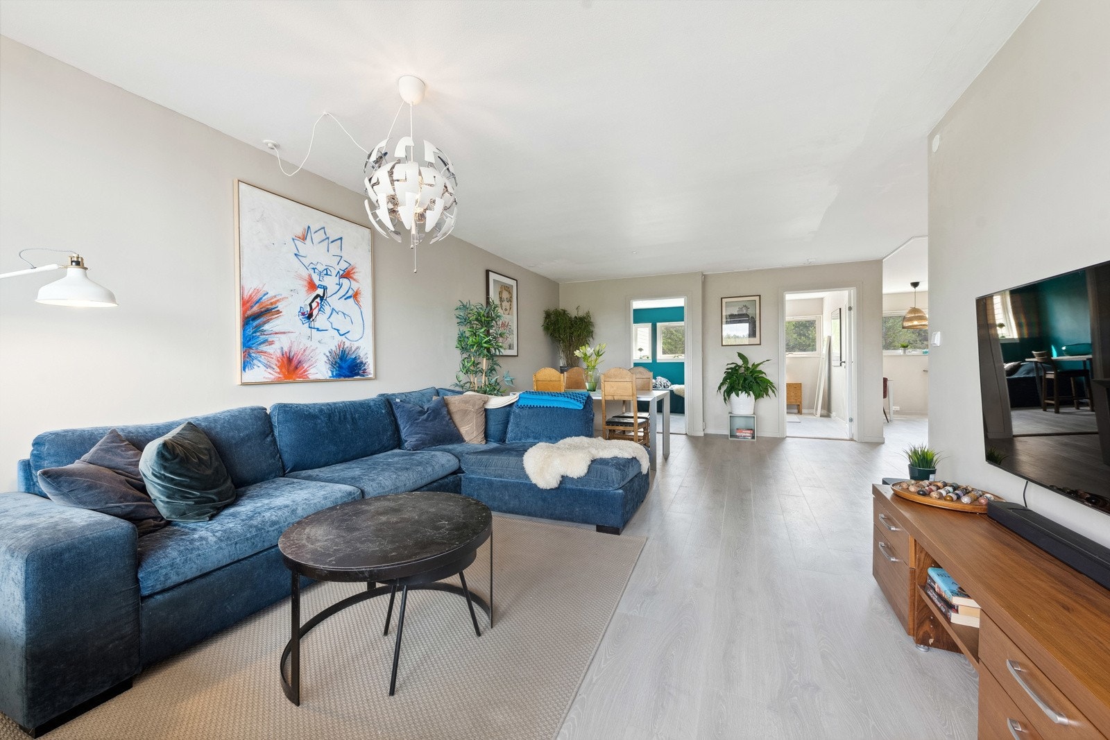 Leiligheten ble totalrenovert i perioden 2022-2024 og er malt i tidsriktige, delikate farger. Galleribilde