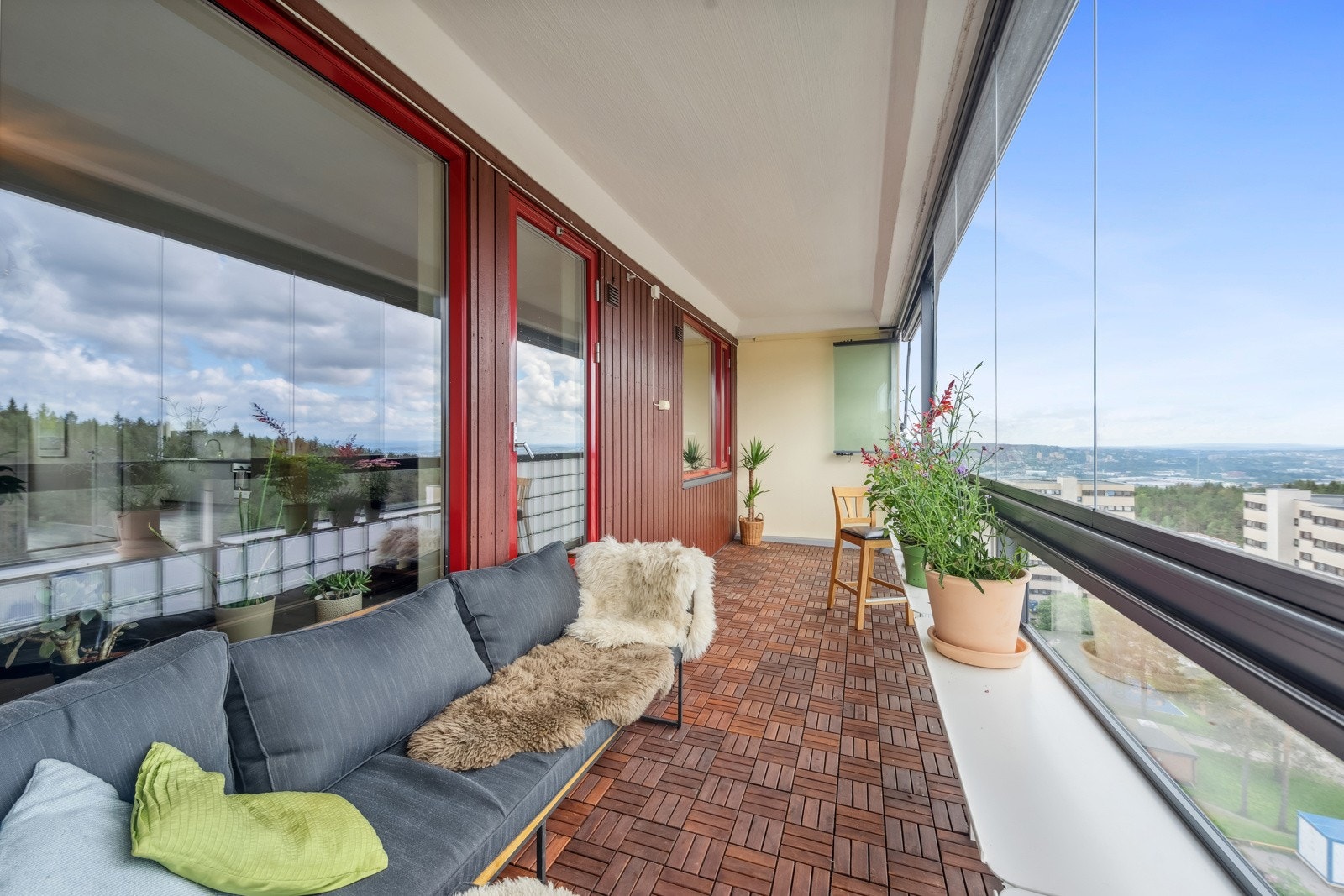 Fra stuen er det utgang til innglasset balkong på ca. 14 kvm. med fantastisk utsikt og gode solforhold. Galleribilde