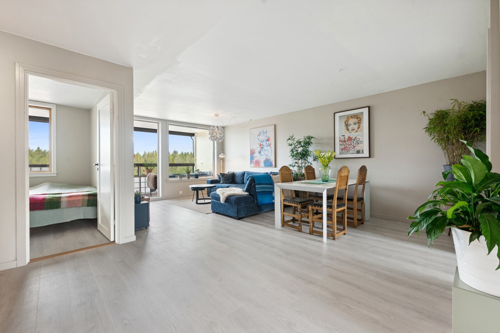 Åpen og lys stue med god plass til både sittegruppe og spisebord. Galleribilde