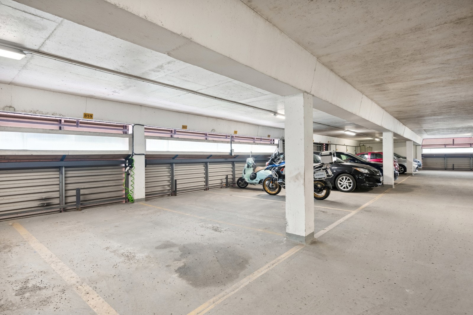 Det medfølger fast parkeringsplass i felles garasjeanlegg med elbillader. Galleribilde