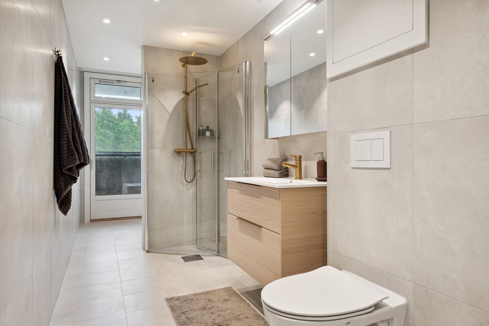 Påkostet, lekkert bad rehabilitert i regi av borettslaget fra 2024 med flere tilvalg. Badet har gulvvarme, flislagte vegger og gulv i moderne farger. Nedsenket himling med downlights og malt flate. Galleribilde