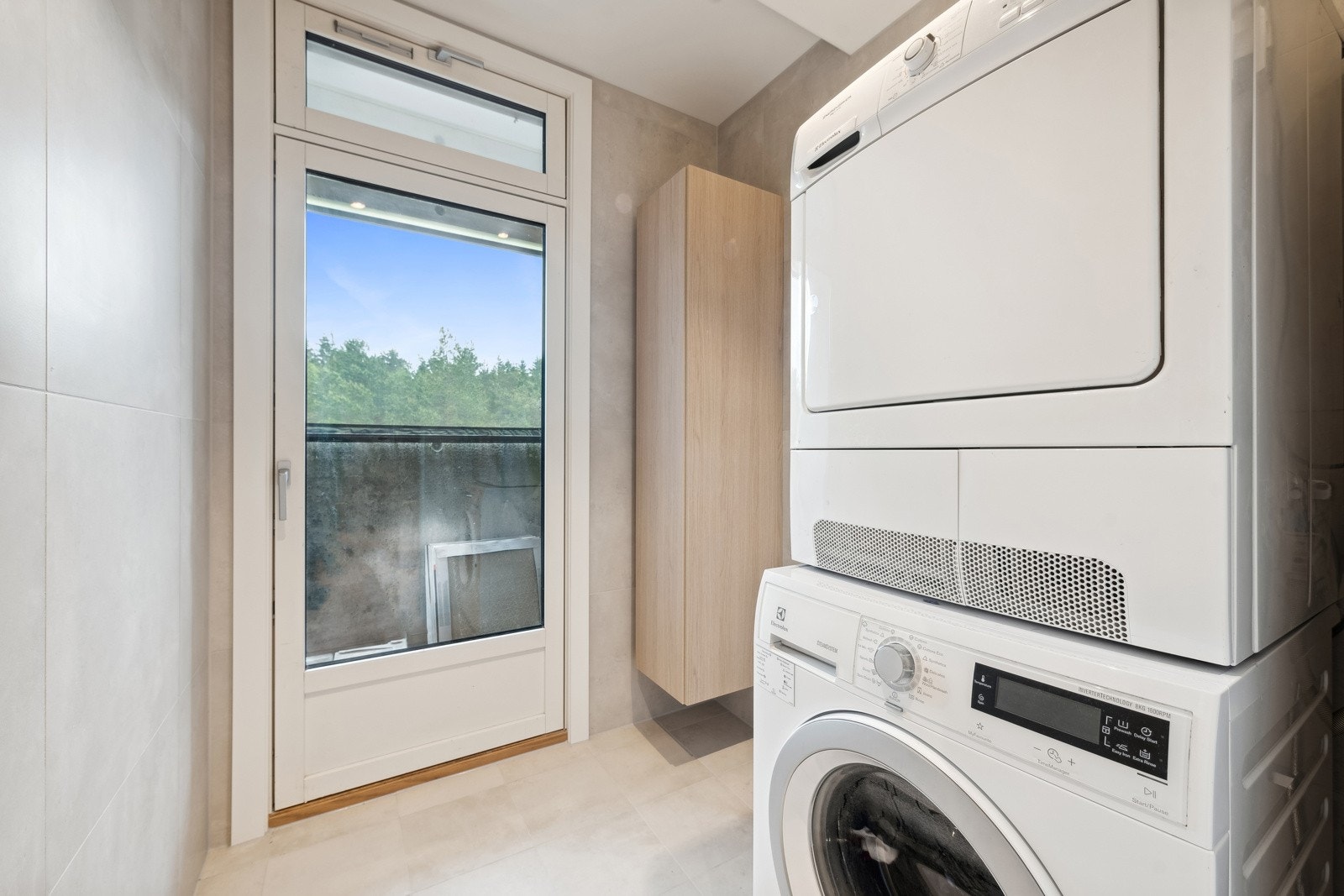 Badet har en egen sone med plass til vaskemaskin og tørketrommel. Fra badet er det utgang til en praktisk balkong. Galleribilde