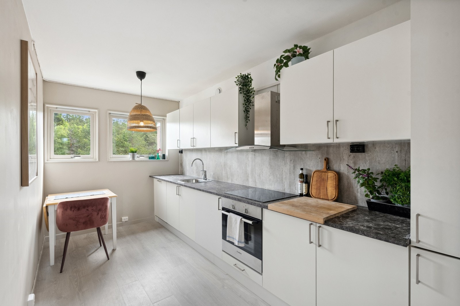 OBOS Eiendomsmeglere ved Guro S. Røysi har gleden av å presentere en moderne og stilren 4-roms andelsleilighet på Romsås. Galleribilde