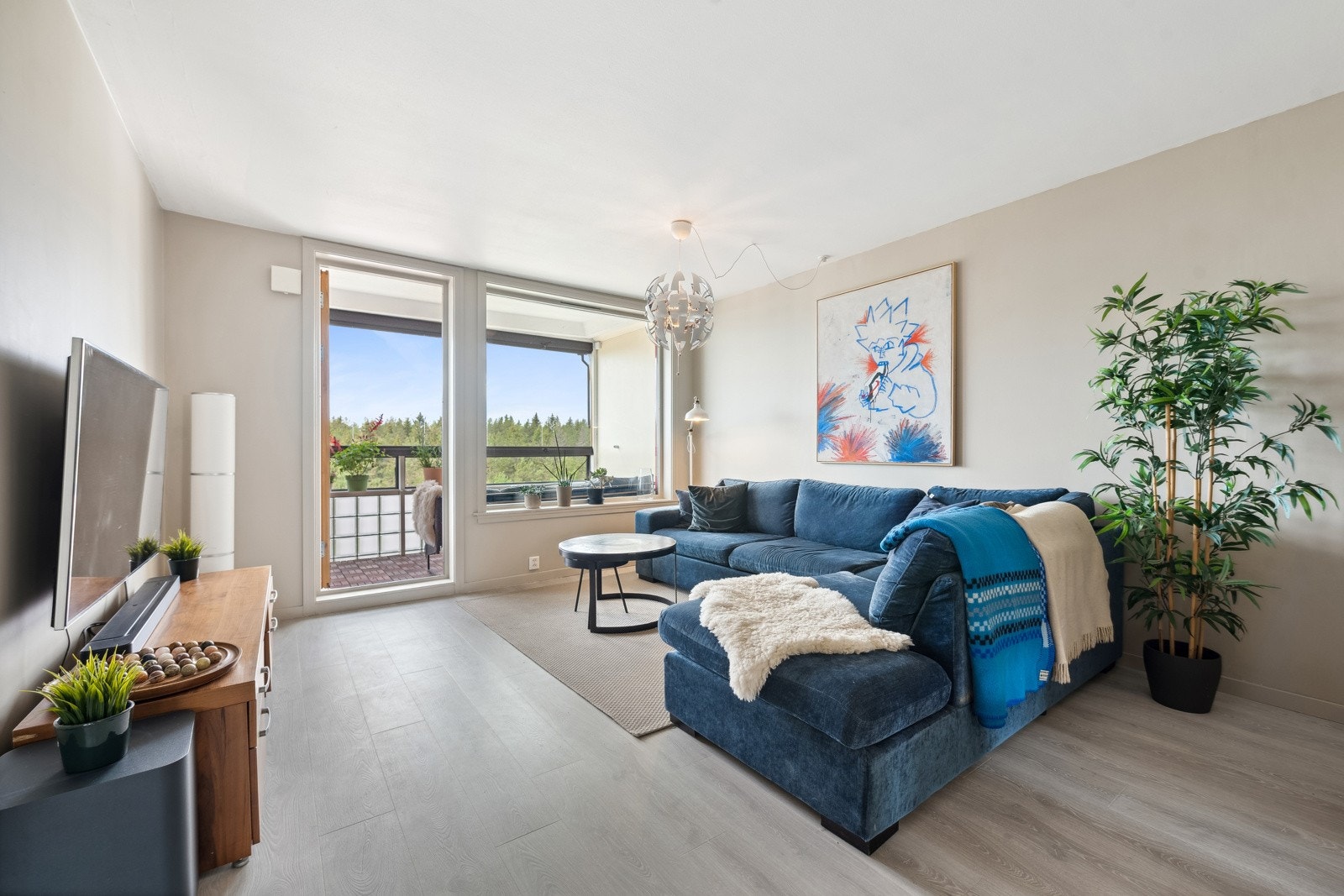 De store vindusflatene gir rikelig med lysinnslipp og skaper en fin atmosfære og romfølelse i leiligheten. Galleribilde