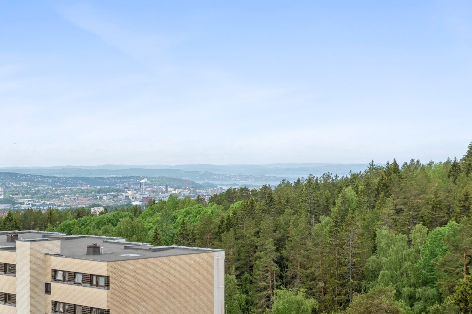 Fantastisk utsikt over Oslo fra balkongen. Galleribilde