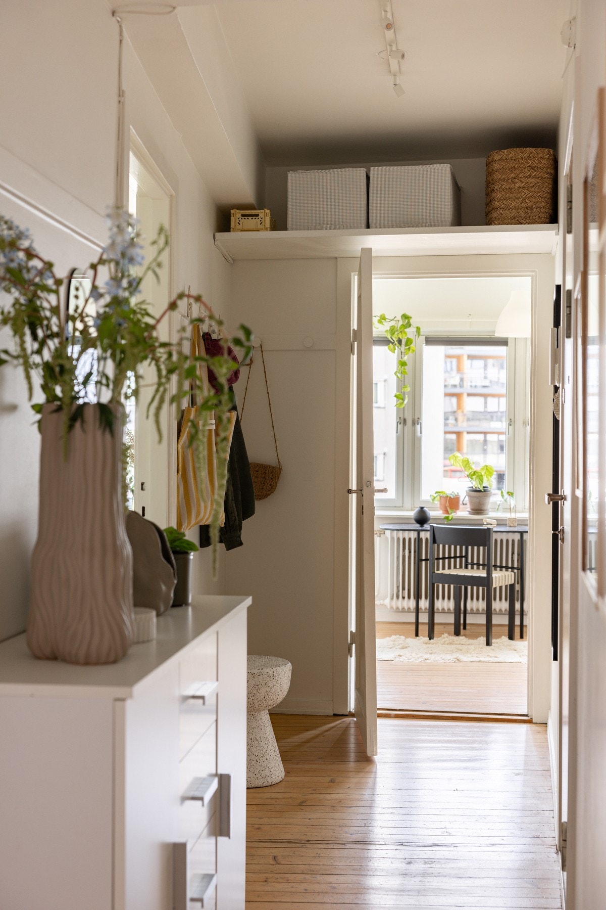 Her er det plass til oppheng av yttertøy og sko. Galleribilde