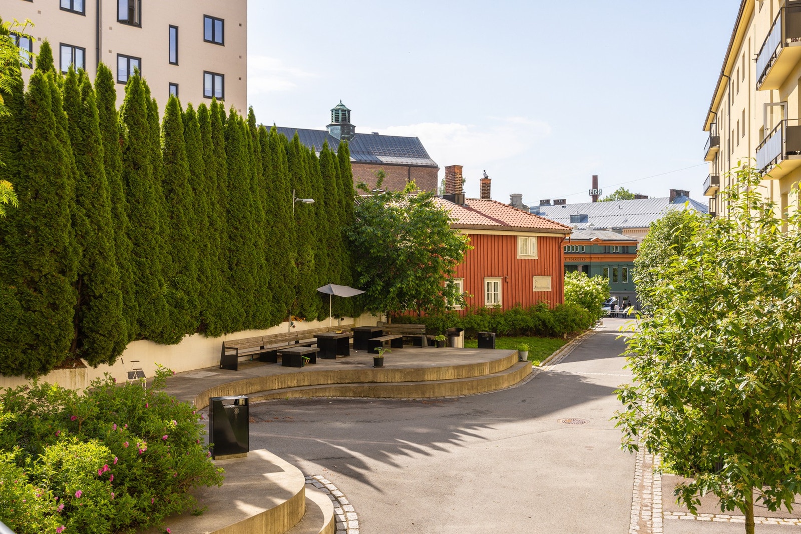 Området byr også på et rikt utvalg av hyggelige caféer, butikker og populære restauranter. Galleribilde