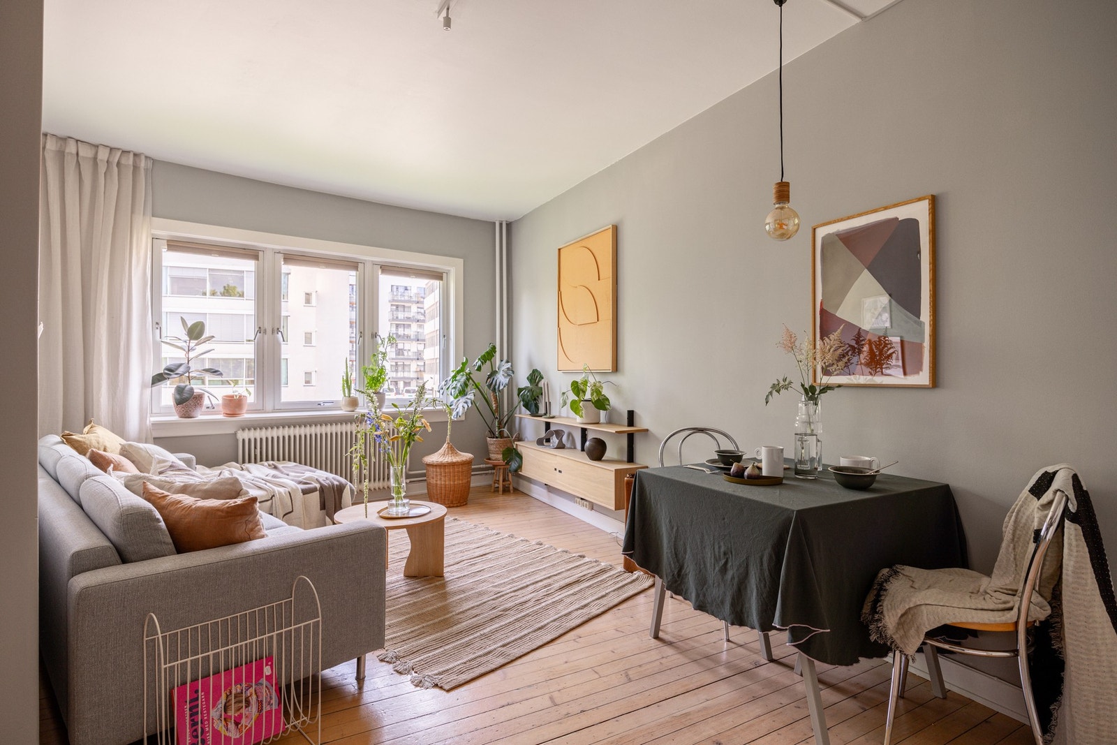 Lys og romslig stue med store vindusflater som slipper lyset inn og gir en god romfølelse. Galleribilde