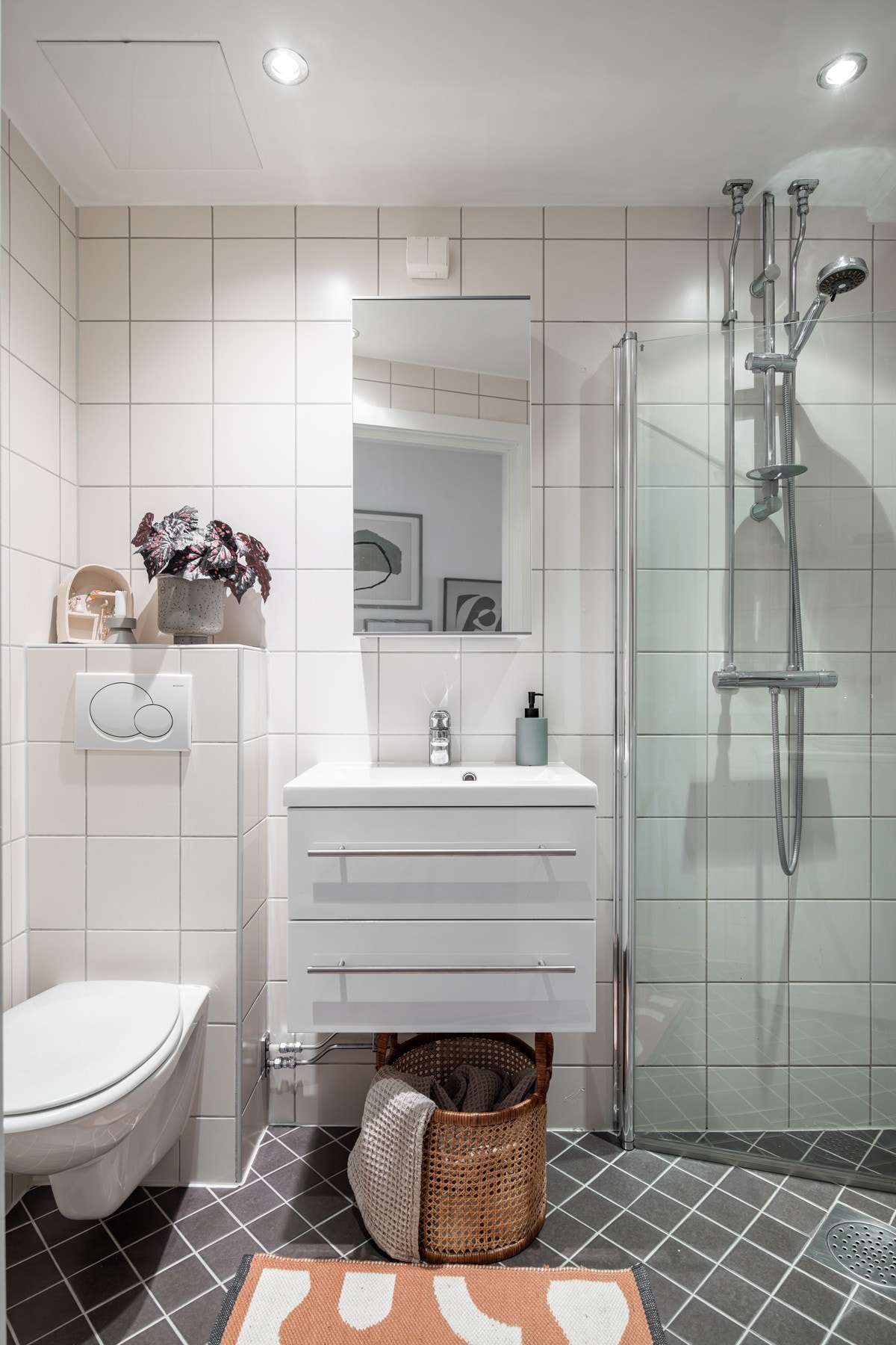 Badet holder en god standard med vegghengt innredning med skuffer og heldekkende servant med speilskap. Galleribilde