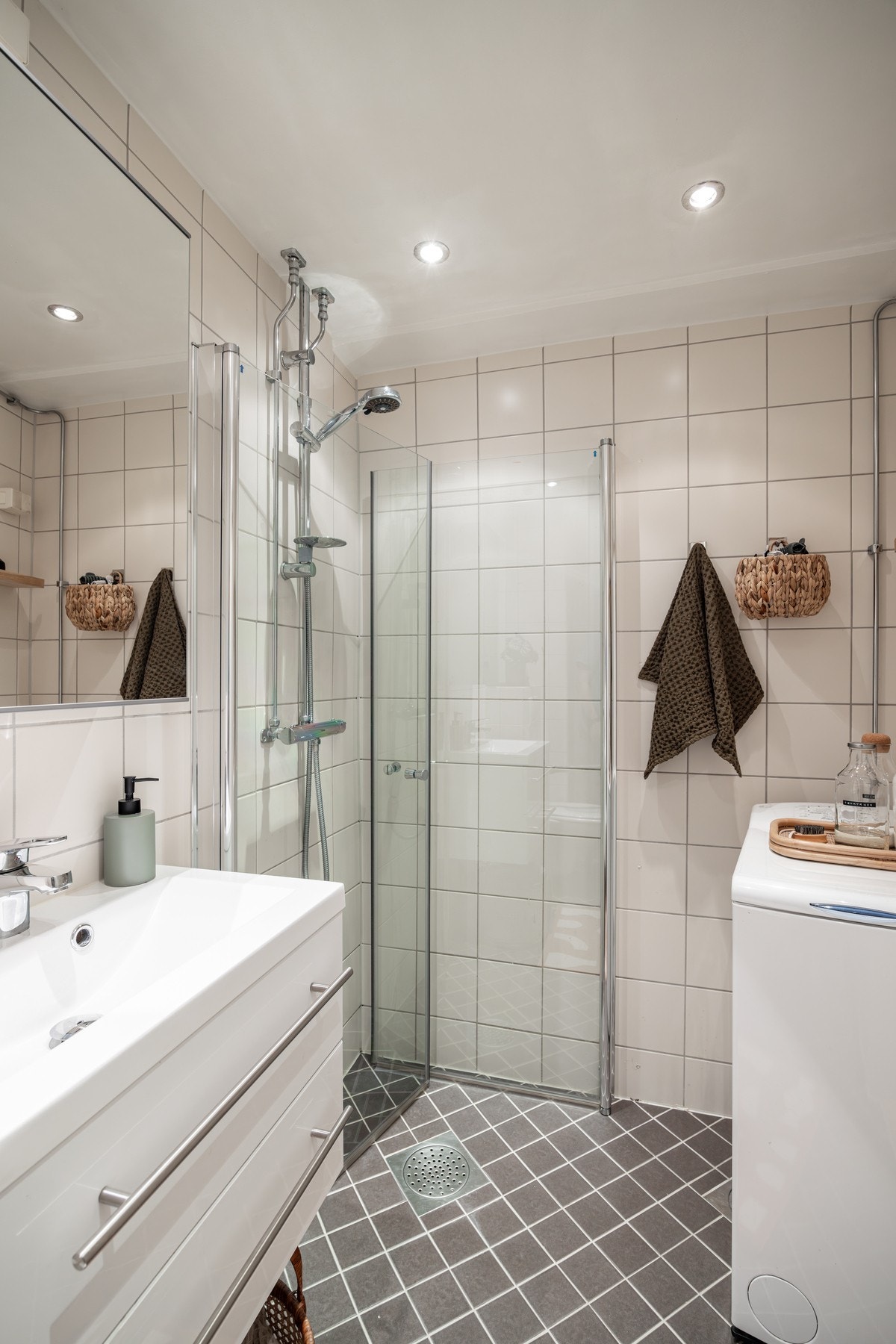 Badet har varmekabler i gulv og downlights i himling. Galleribilde