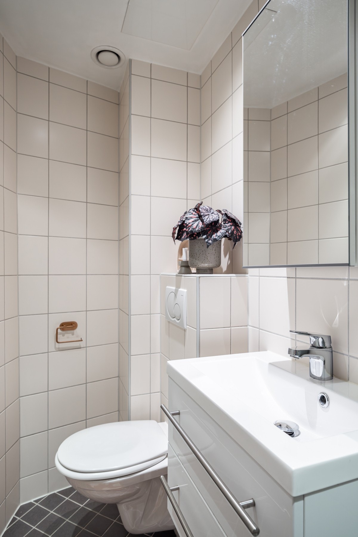 Videre inneholder badet dusjhjørne, vegghengt wc og opplegg for vaskemaskin. Galleribilde