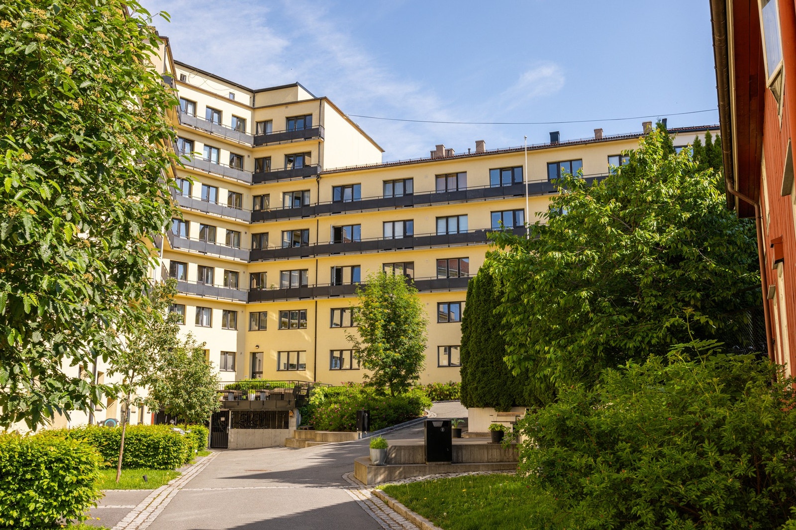 Flotte fellesarealer med gressplen, flere sittegrupper, felles grill, sykkelparkering m.m. Galleribilde