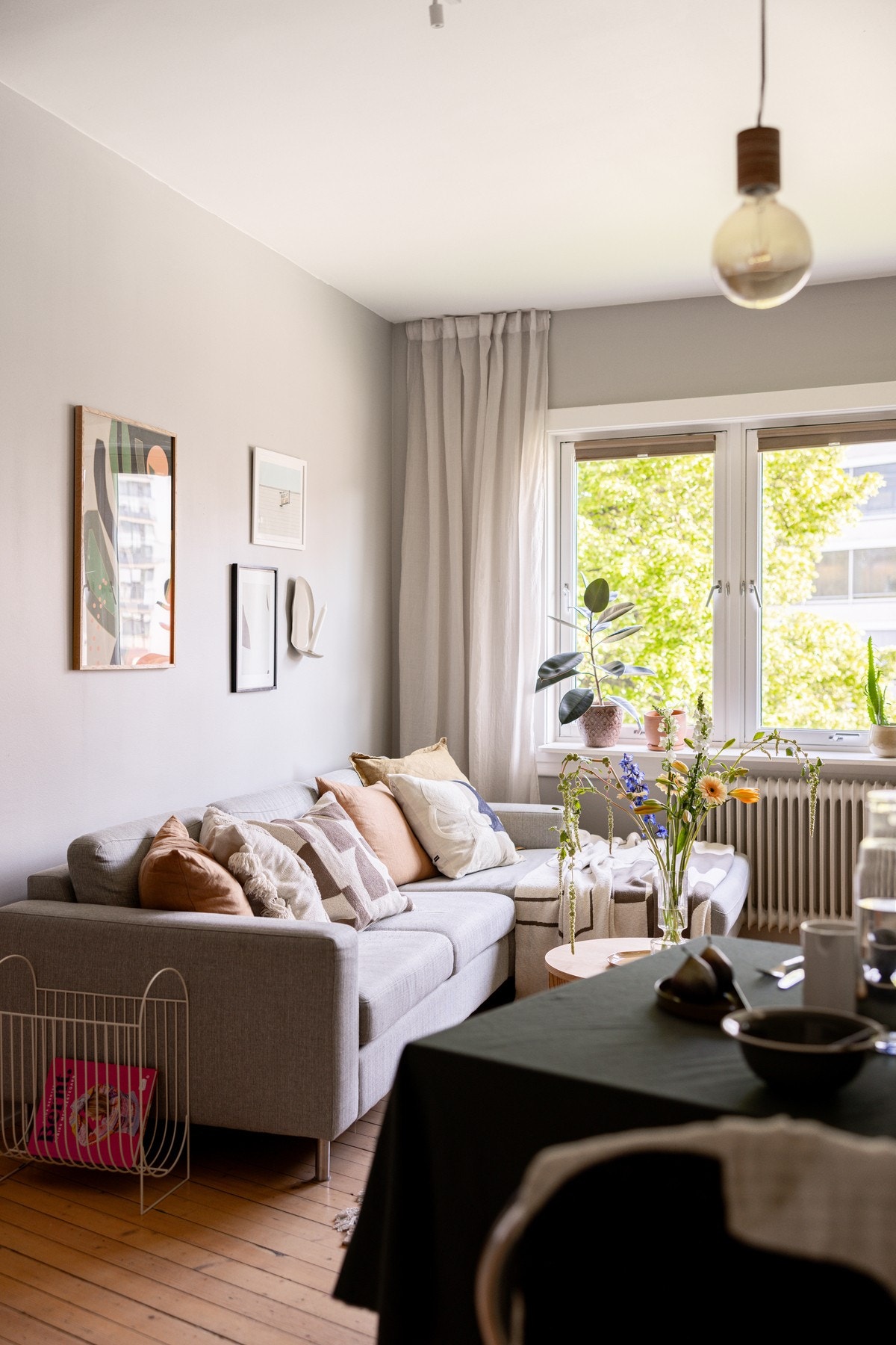 I stuen har du en naturlig plass til både sofagruppe og TV med tilhørende møblement (Fiber er inkl). Galleribilde