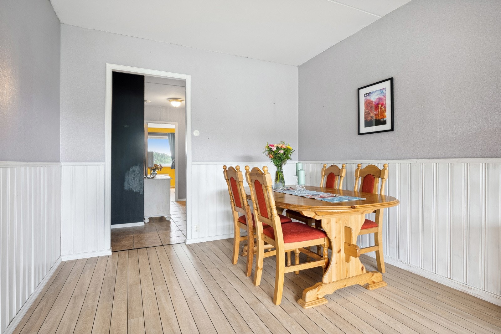 Spiseplass i stuen. Galleribilde