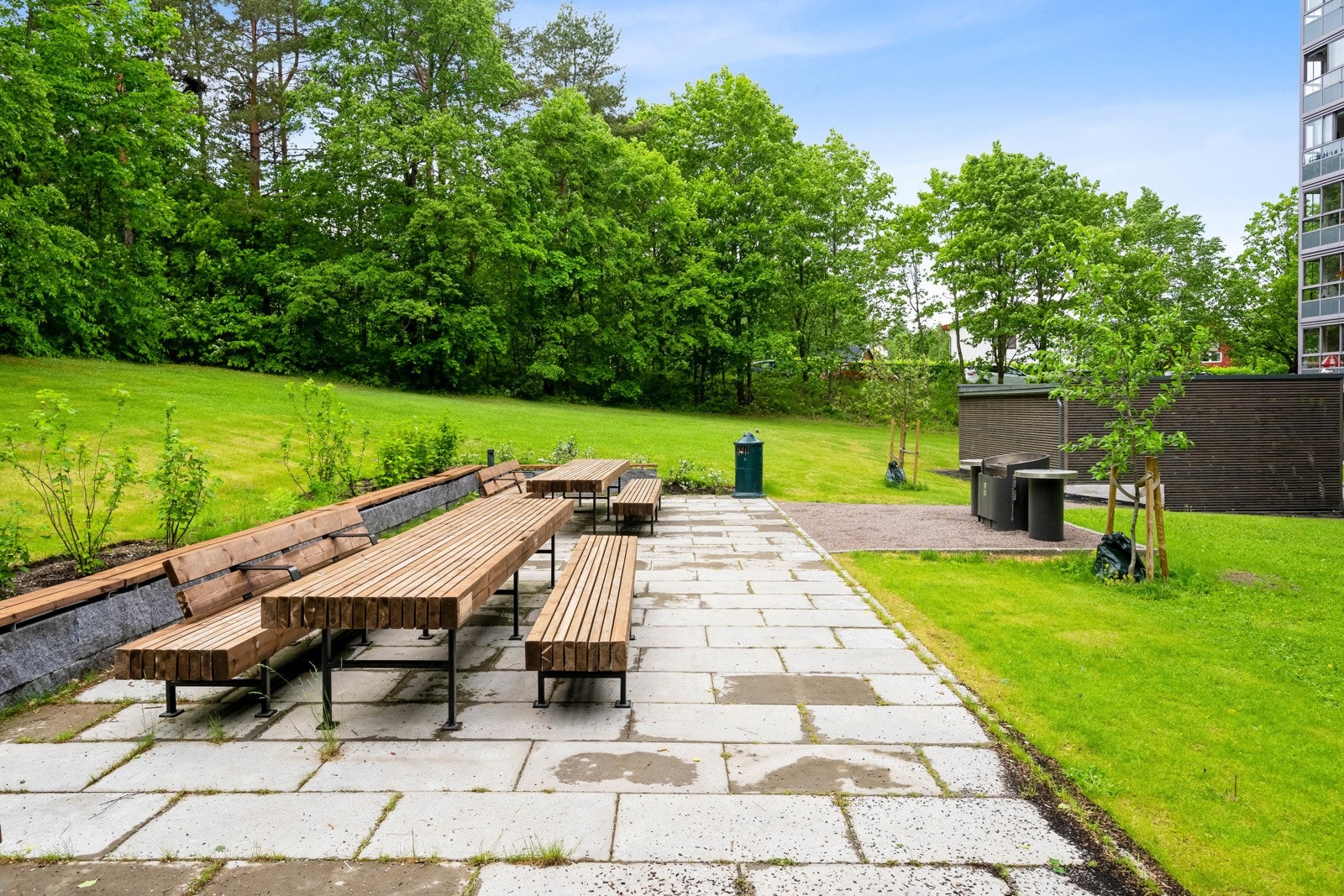 Borettslagets fellesarealer er pent opparbeidet med bl.a. sittebenker, bord og grillplasser. Galleribilde