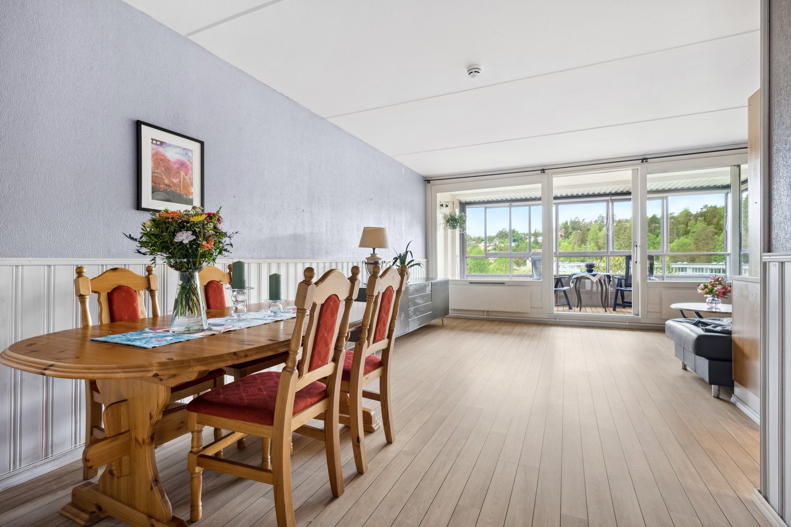 Stue med spiseplass for hele familien. Galleribilde
