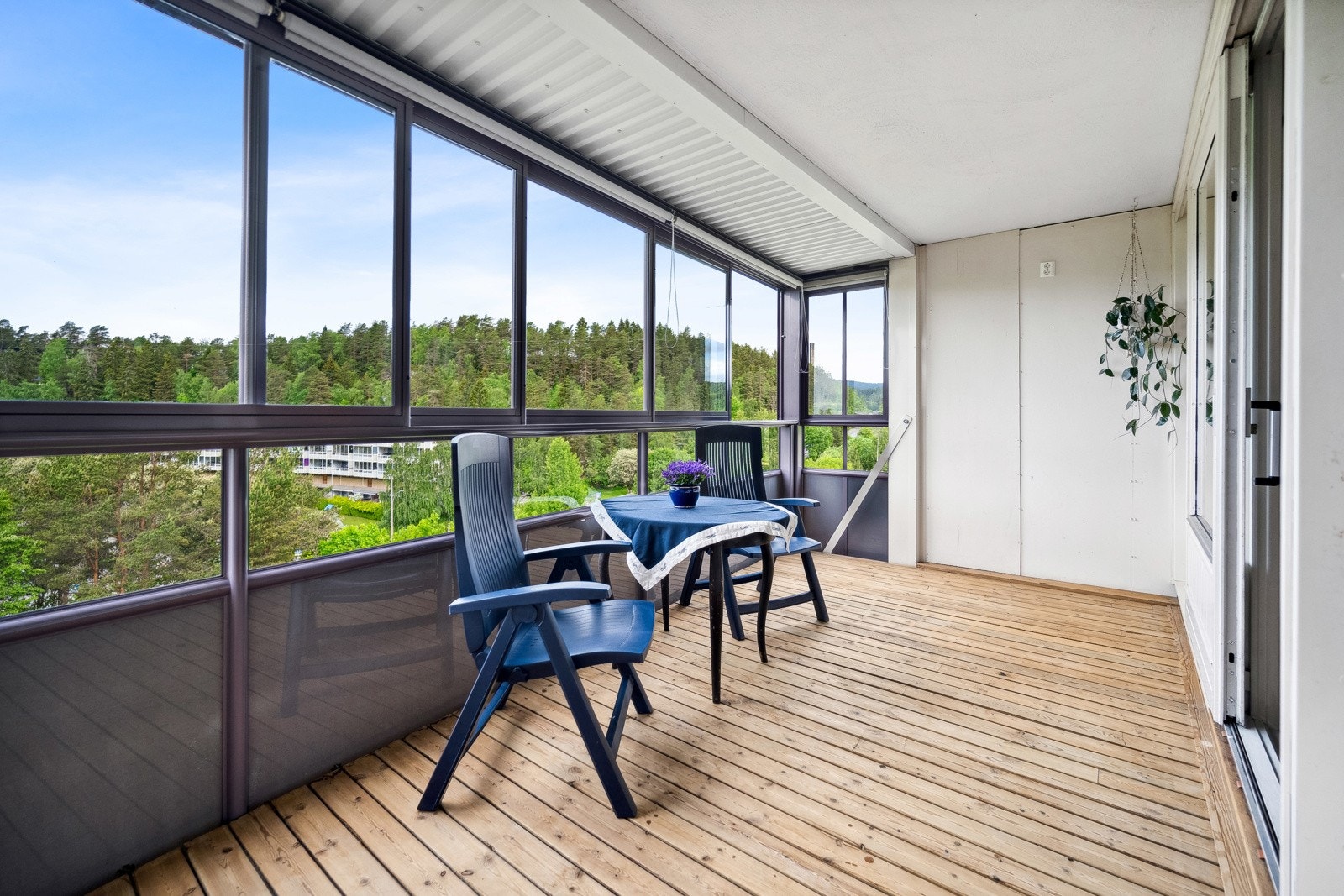 Balkongen på 12 m² med rekkverk i stål og glass. Hyggelig utsyn til nærområdet. Solskjerming. Stikkontakt. Terrassebord på balkongdekke. Galleribilde