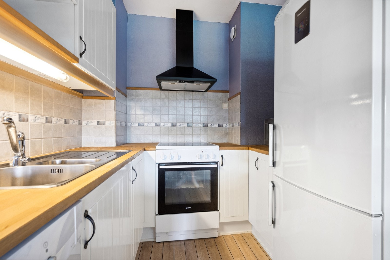 Kjøkken - Komfyr med platetopp, oppvaskmaskin, samt kjøl- og fryseskap medfølger. Galleribilde