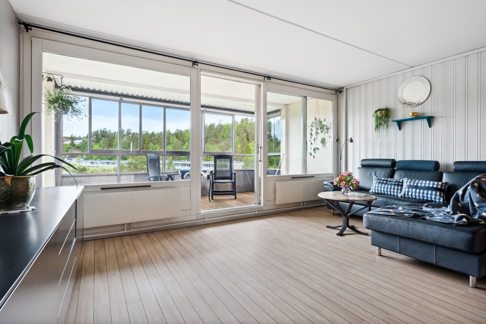 Lys og romslig stue med store vinduer som slipper inn rikelig med naturlig dagslys. Galleribilde