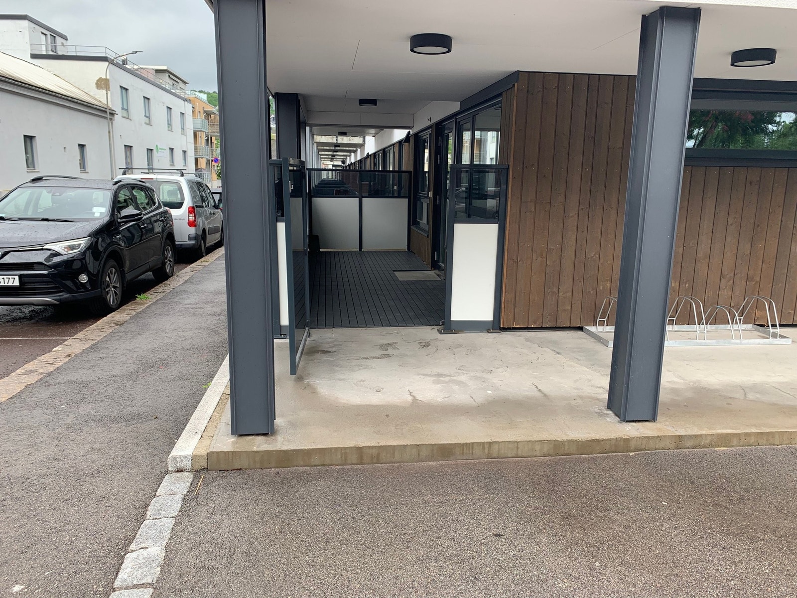 Utvendig veranda med port inn Galleribilde