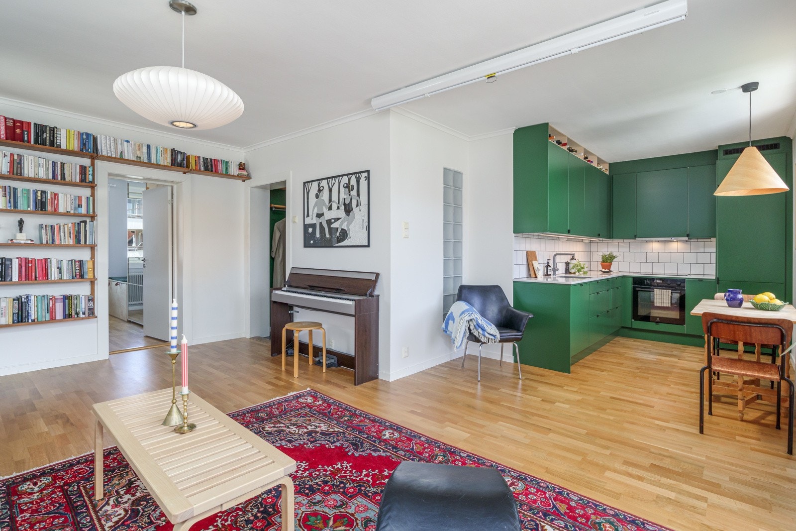 Plass til sofa med tilhørende bord, samt spisebord mellom stue/kjøkken. Galleribilde