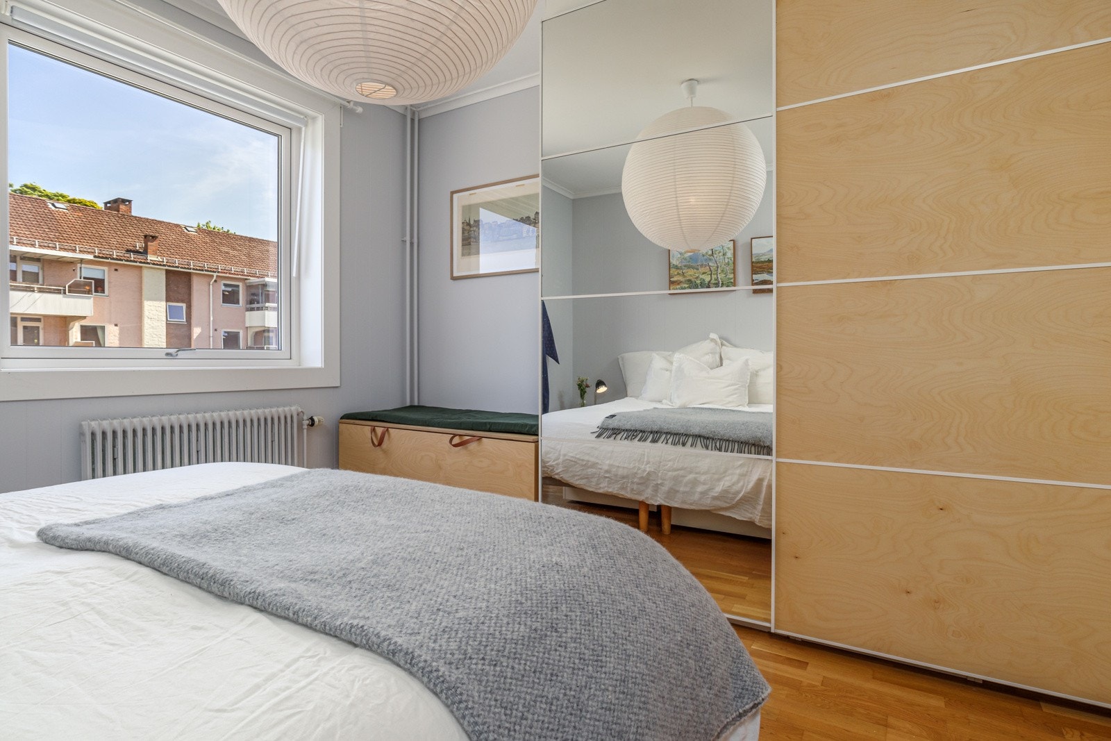 2-dørs skyvedørsgarderobe på begge soverom. Galleribilde