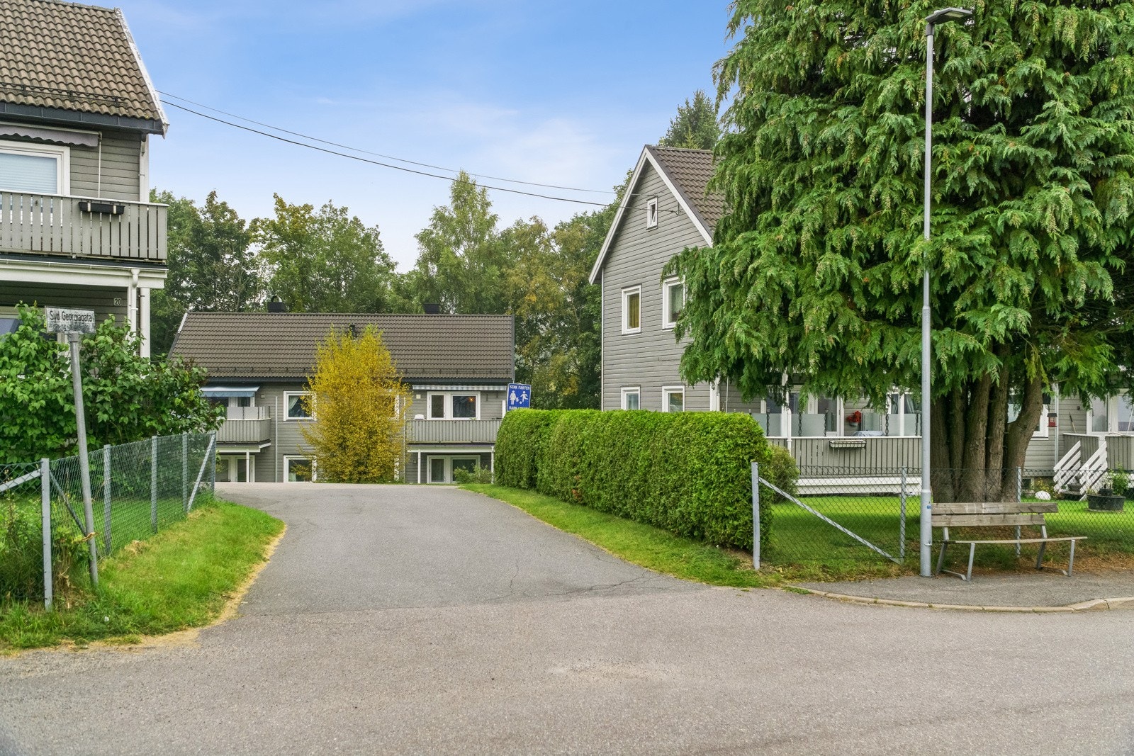 Eiendommen ligger i et sentralt og attraktivt boligområde i Bugården. Området er sentrumsnært, med gangavstand til alt Sandefjord har å tilby av byliv og kulturtilbud. Galleribilde