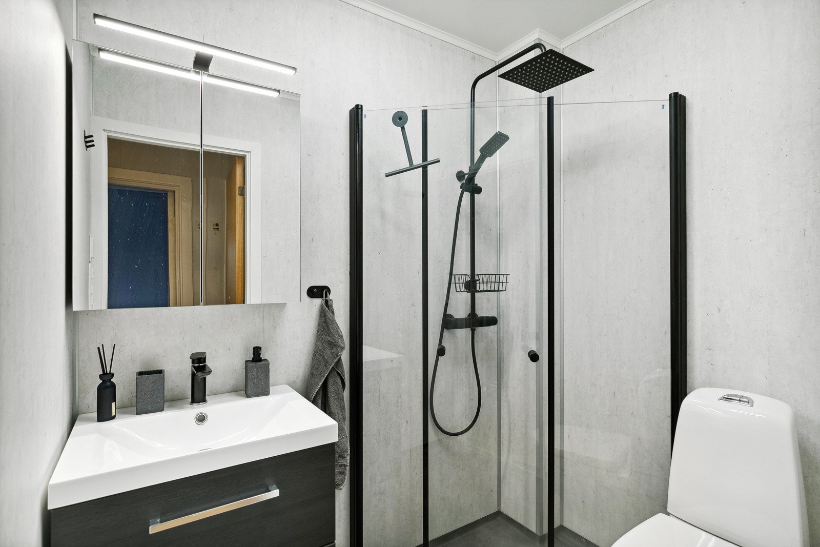 I 2022 ble badet pusset opp med moderne resultat. Her er det nye overflater og nytt inventar, deriblant regnfallsdusj. Galleribilde