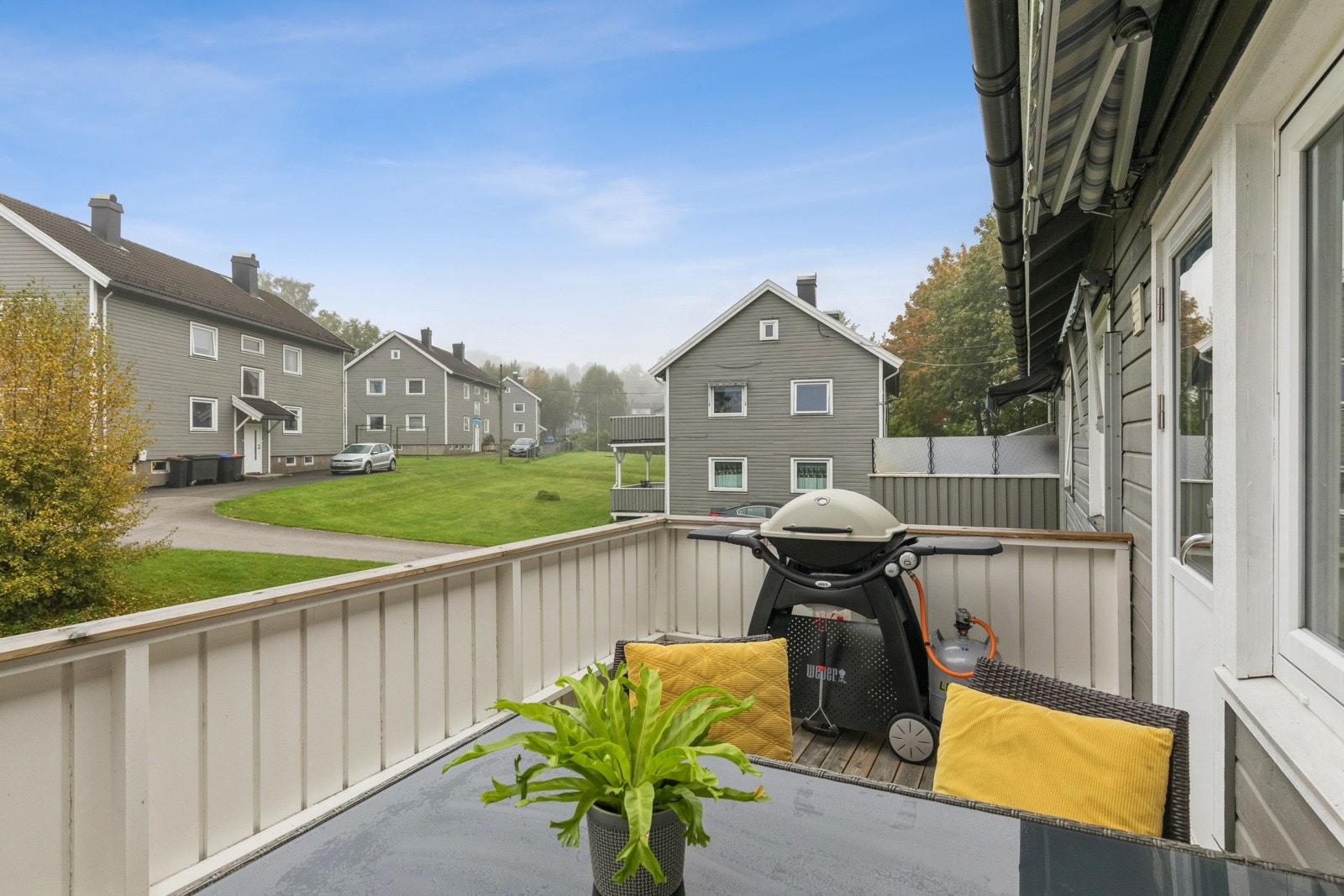 Leiligheten har utgang fra stuen til en romslig veranda på ca. 9 kvm. Verandaen vender mot sørvest og fikk nytt dekke av terrassebord i 2021. Galleribilde