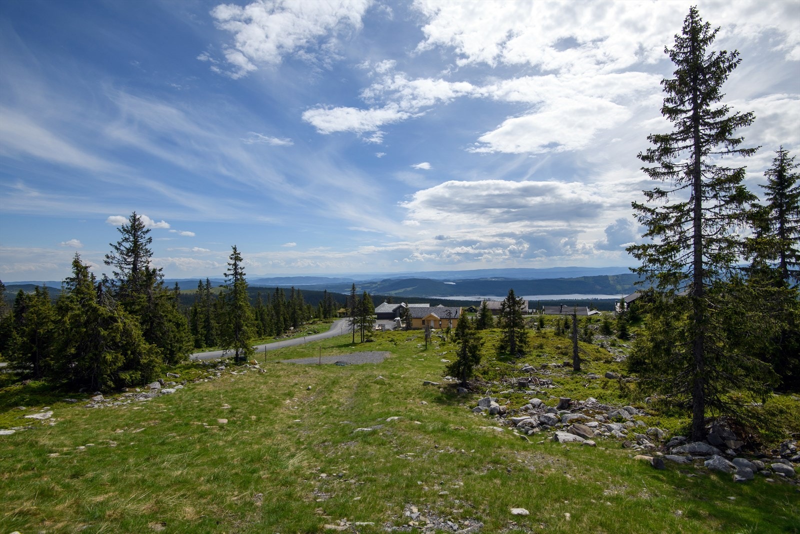 Området ligger ca 2 km fra sentrum av Sjusjøen. Fint å gå til sentrum langs grusveier, gangvei eller på ski. Her finner du fasiliteter som dagligvare, sportsbutikk, serveringssteder m.m. Galleribilde