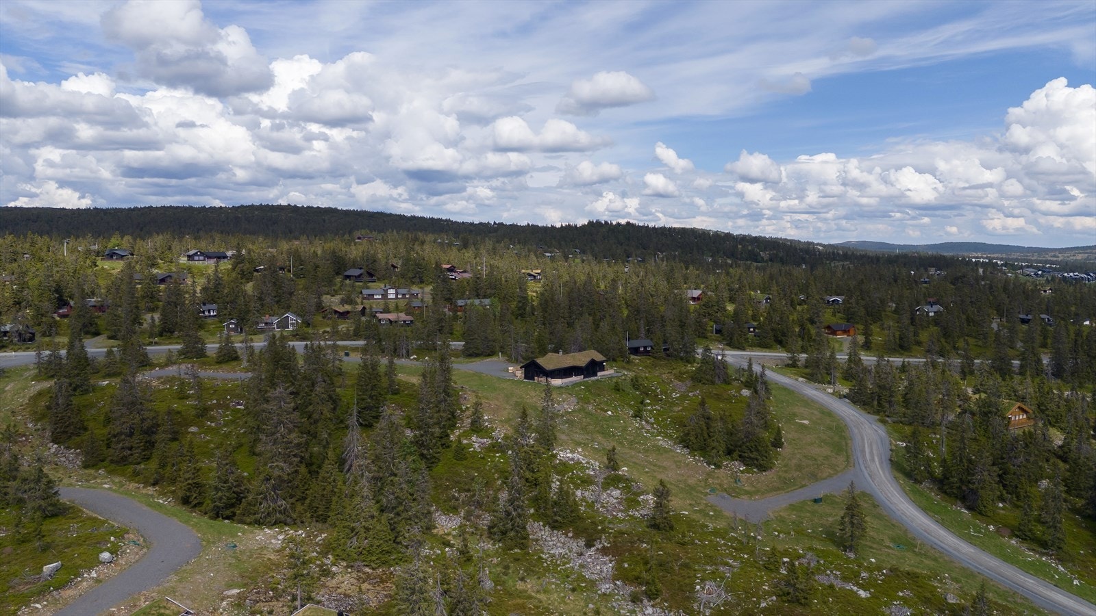 Tomten ligger som en del av et regulert hytteområde med både eksisterende hyttebebyggelse og ubebygde tomter. Galleribilde