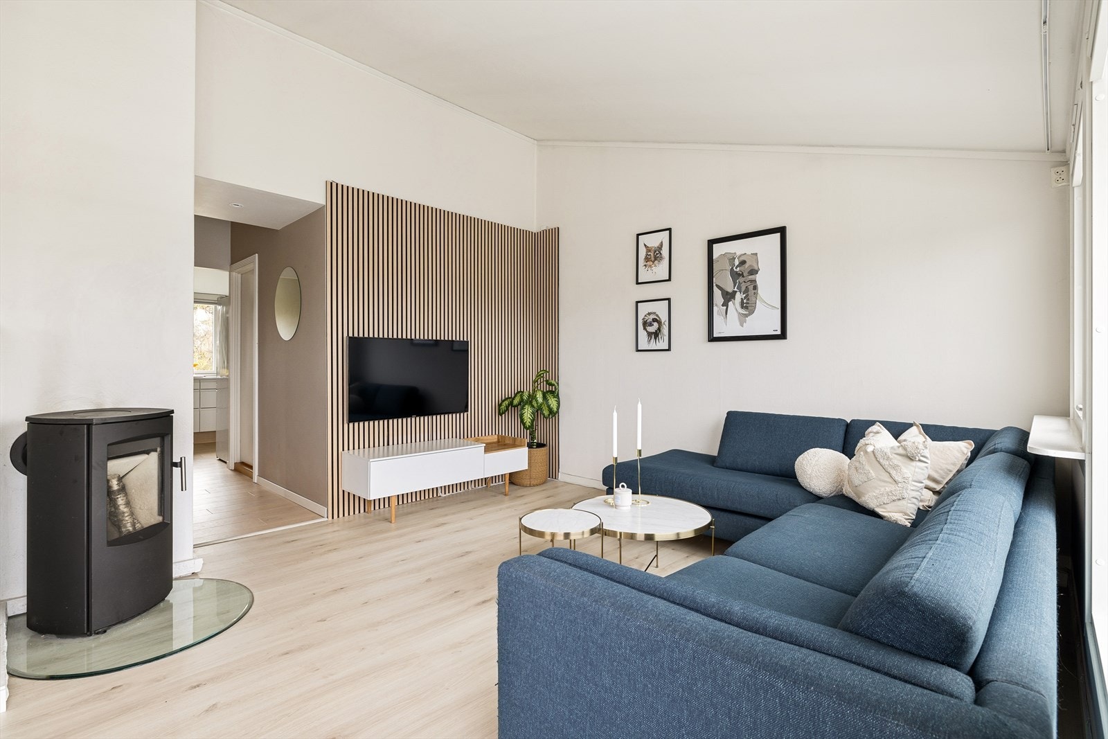 Leiligheten har en stor og luftig stue med god takhøyde. Galleribilde