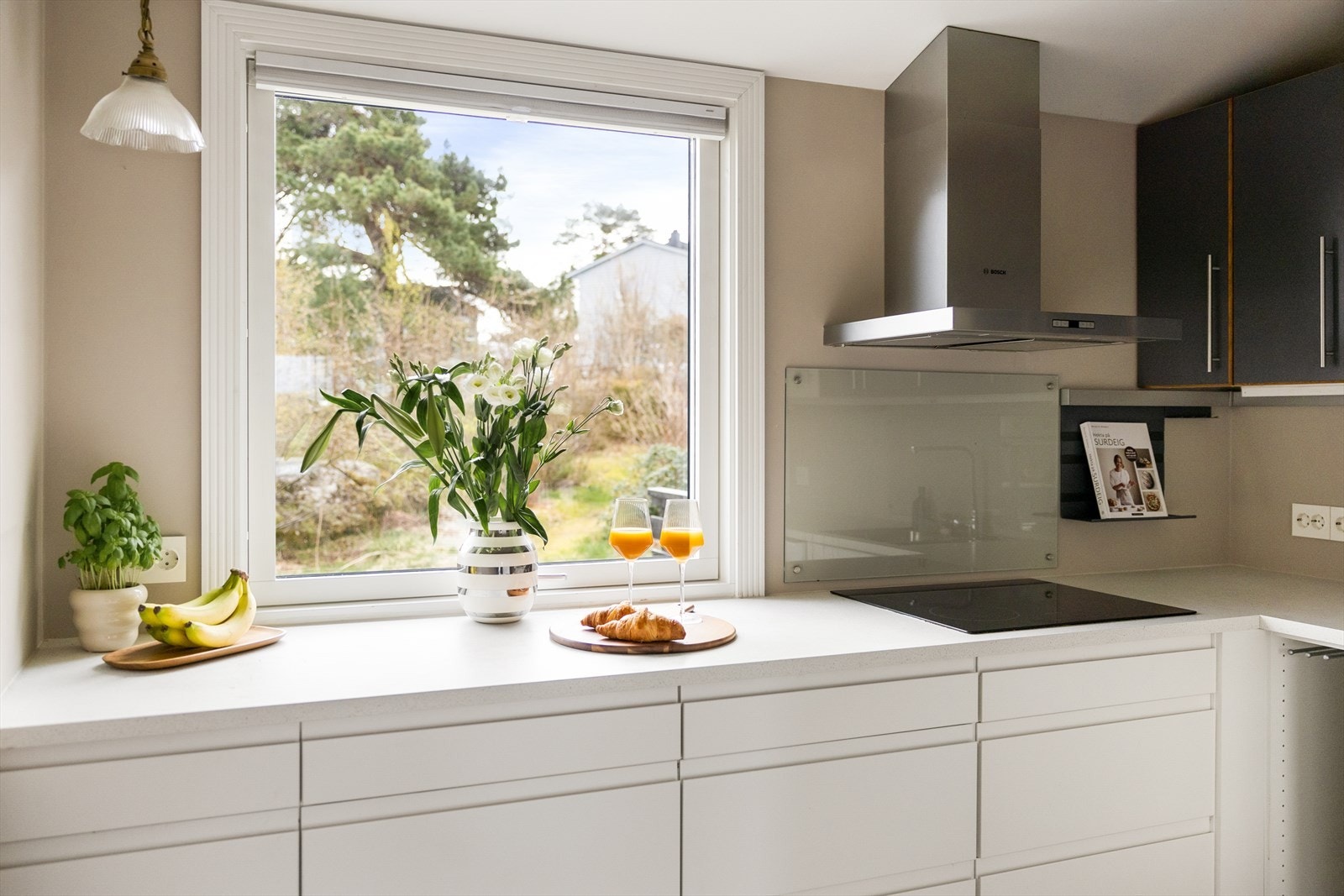 Kjøkkeninnredningen har slette fronter og laminat benkeplate med underlimt stålvask. Galleribilde