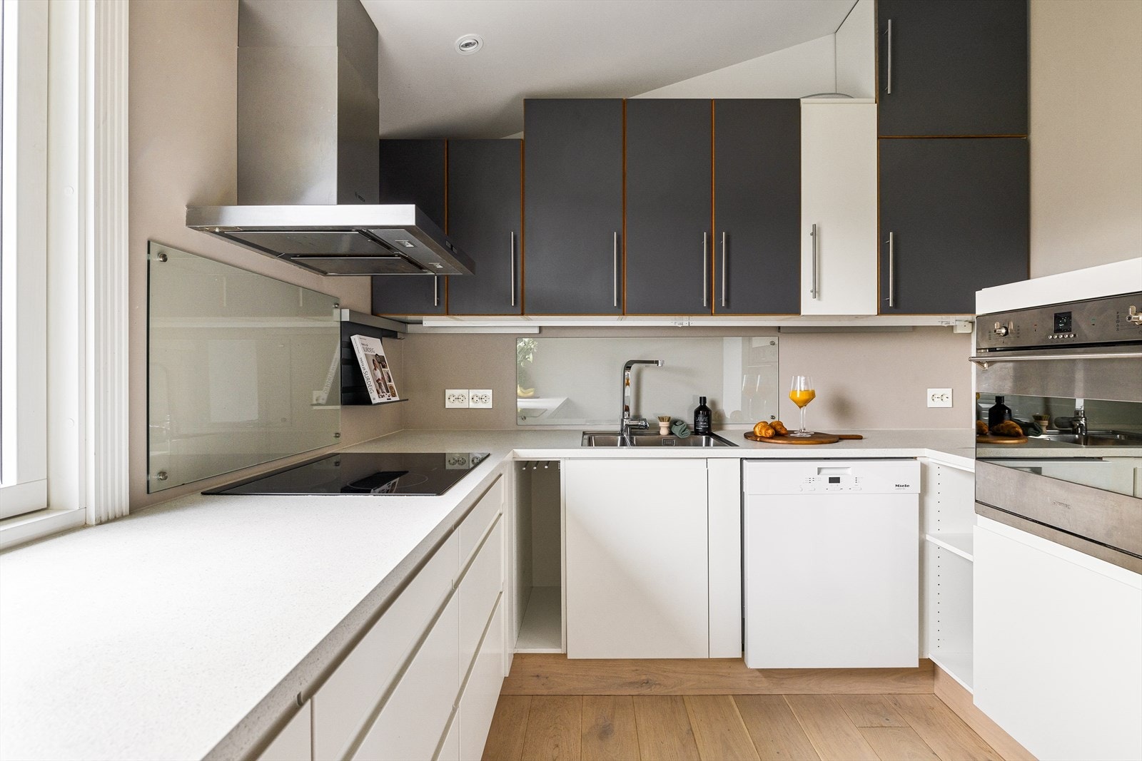 Her er det stor vindusflate som gir godt med naturlig lysinnslipp. Galleribilde