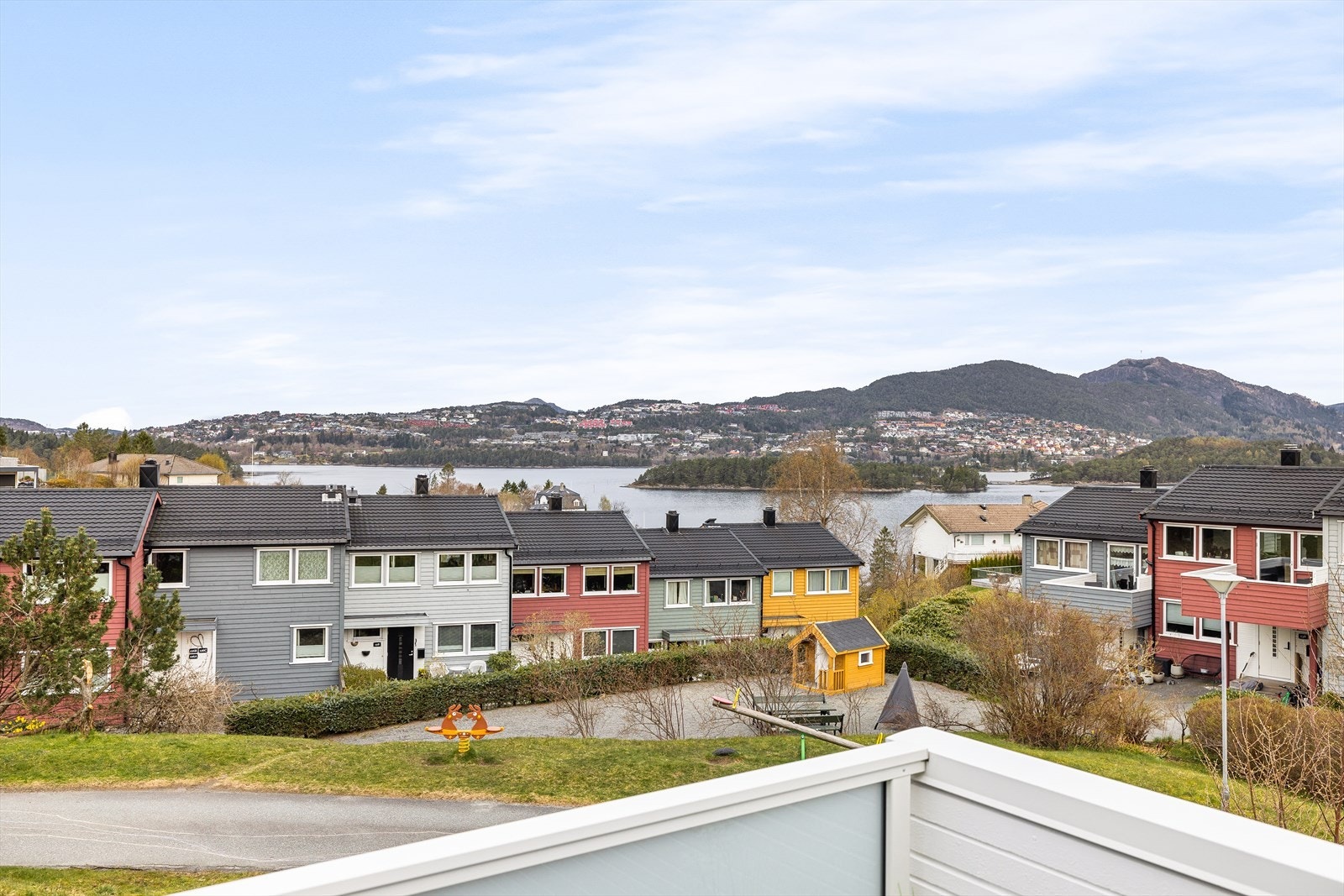 Her har man utsikt ut mot Nordåsvannet og nærområdet. Galleribilde