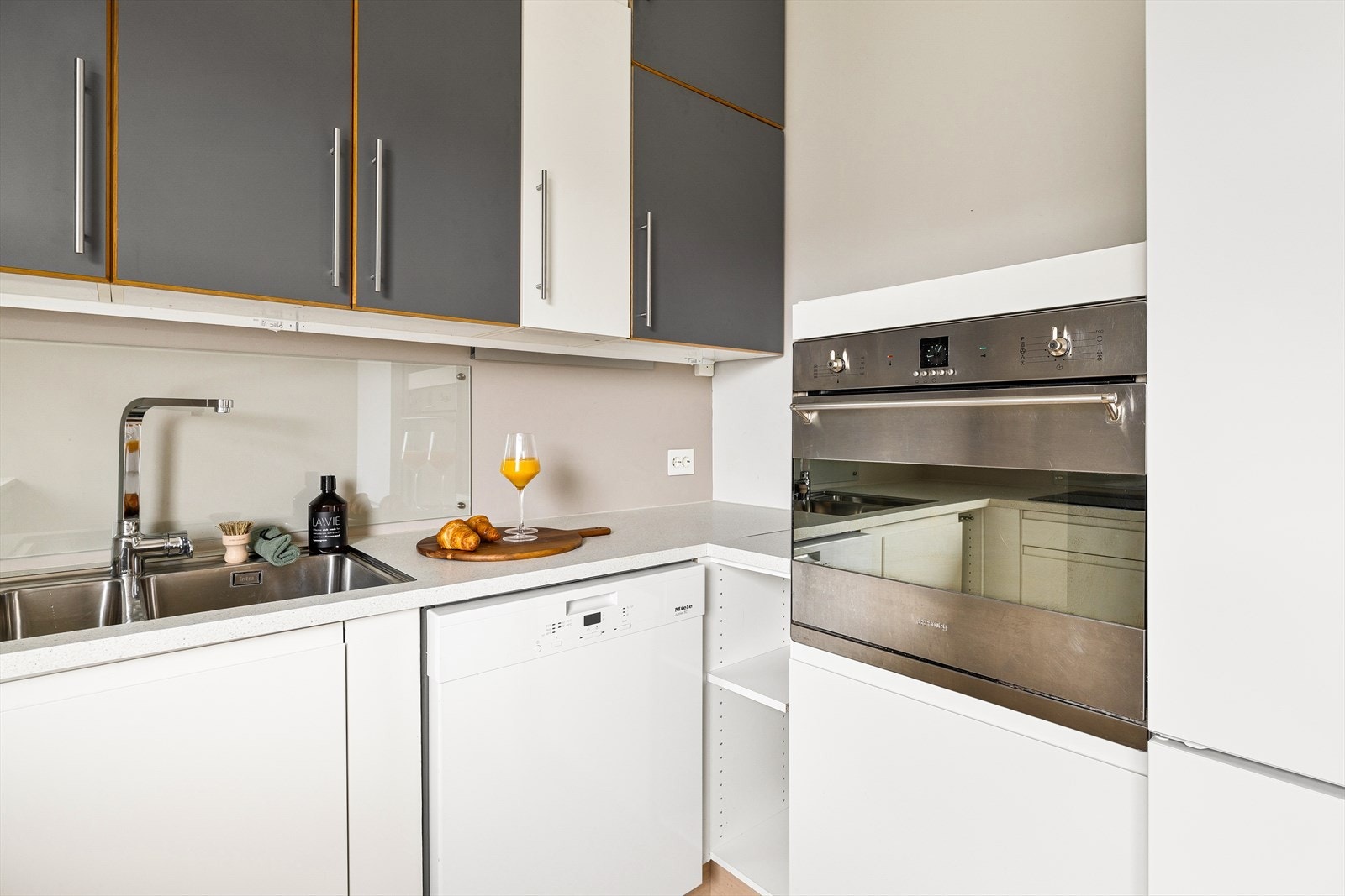 Integrert stekeovn og platetopp, og plass til oppvaskmaskin. Gulvet er av 1-stavs parkett og slette malte vegger og himling. Galleribilde