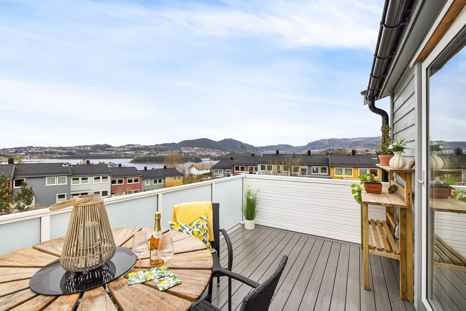 Dette er en flott og moderne 2-roms endeleilighet i 2.etg med fin utsikt ut over Nordåsvannet. Galleribilde