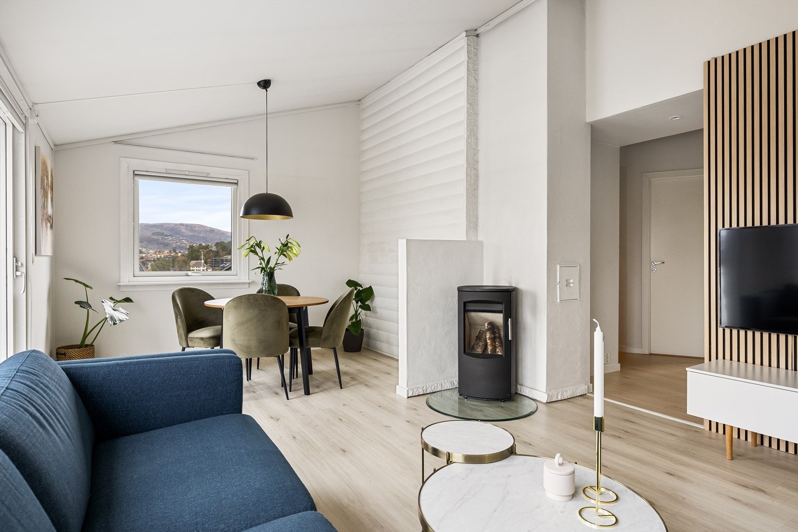 Rommet har flere store vindusflater som gir et fint lysinnslipp, og har direkte utgang til en herlig, solrik balkong på 10,8 m². Galleribilde