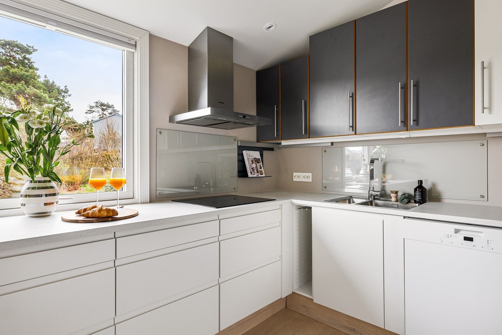 Kjøkkenet er av god størrelse og har godt med skap- og benkeplass. Galleribilde