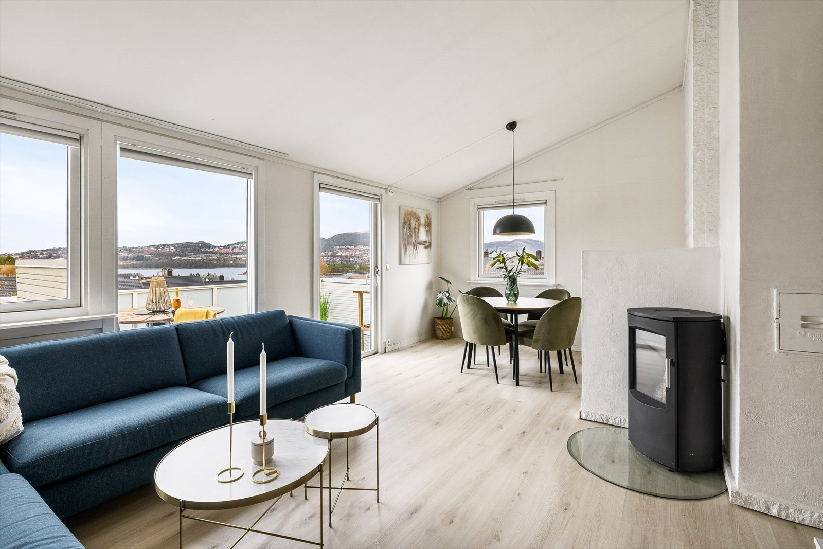 I stuen har man god plass til både sofagruppe, spisebord og tv-møblement. Legg merke til den flotte utsikten herfra! Galleribilde