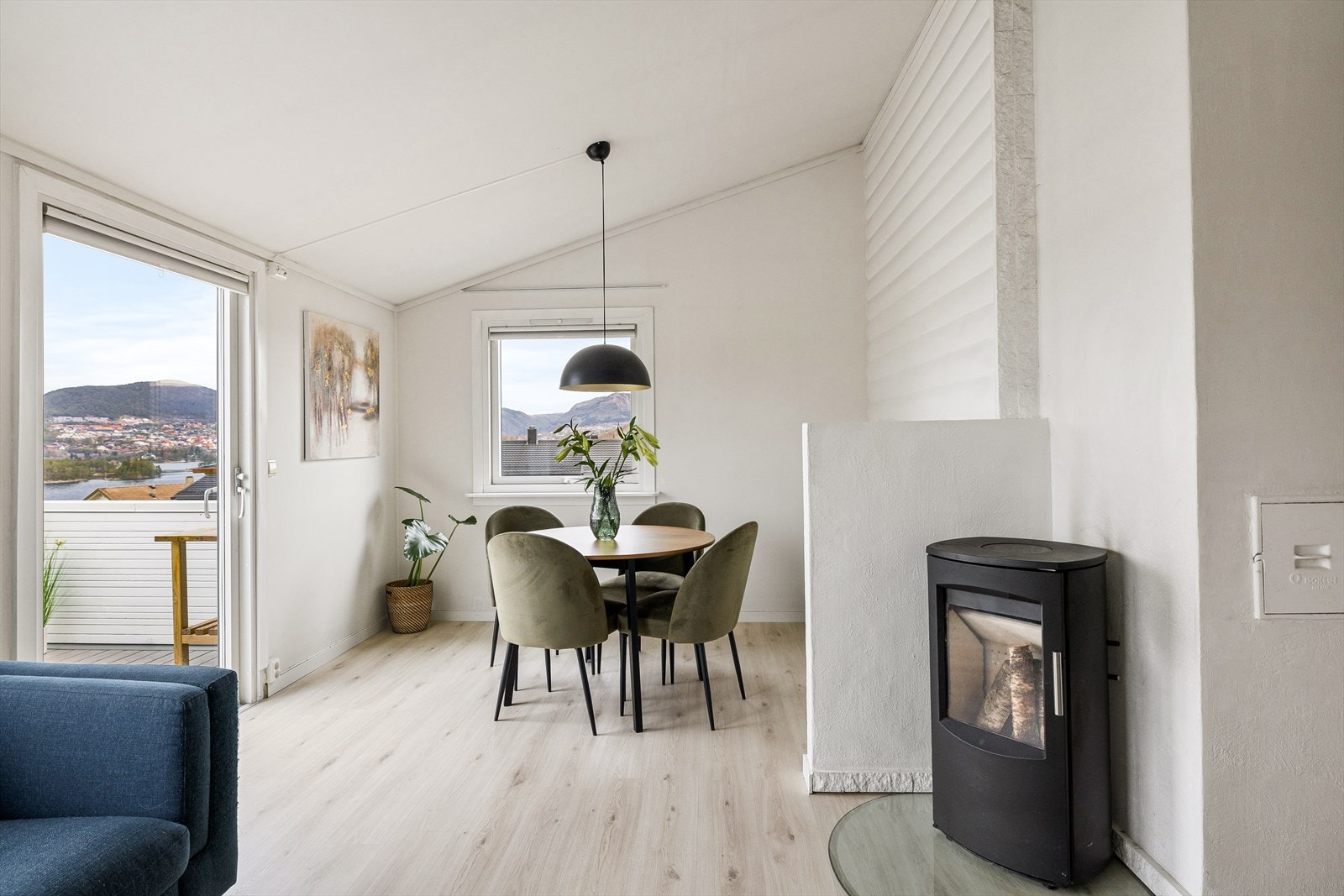 En koselig vedovn ved sofagruppen sørger for ekstra varmetilførsel ved behov, samt koselig stemning. Galleribilde