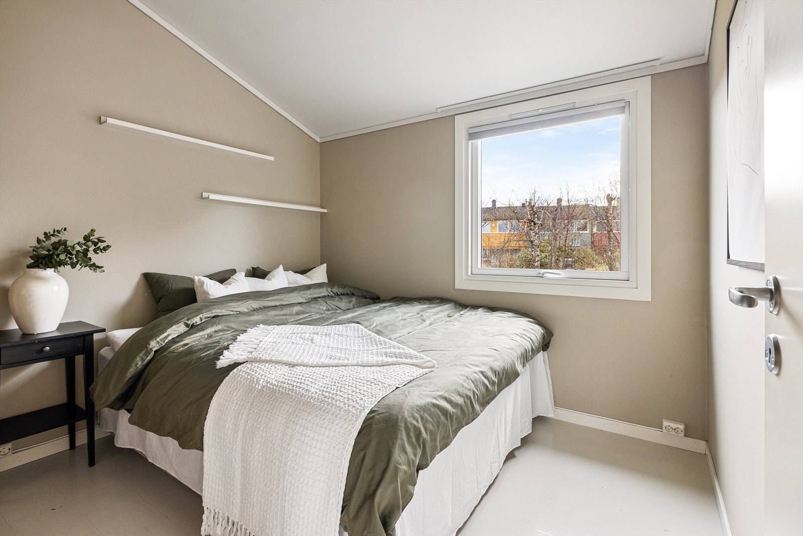 Soverommet er stort og kan møbleres med dobbeltseng og nattbord. Galleribilde