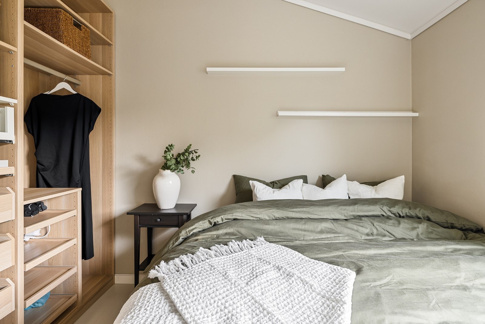 Her er også en stor og romslig garderobeløsning som medfølger. Galleribilde