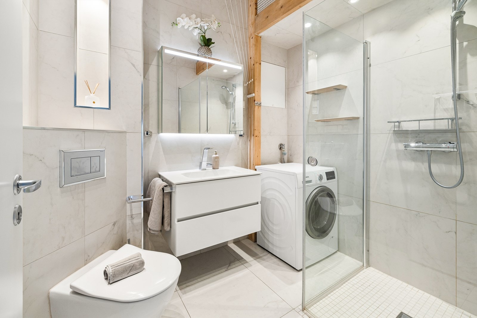 Badet har flotte, flislagte overflater og er utstyrt med innfelte downlights i himling og varmekabler i gulv. Galleribilde